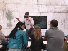 Israeli Tour Guide Yehuda Deutsch giving a Western Wall Virtual Tour
